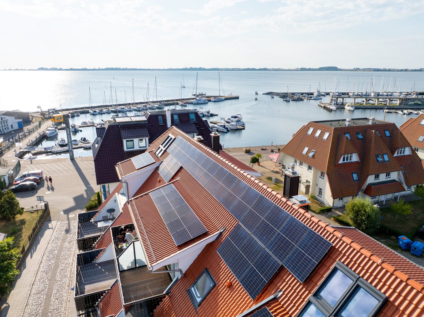 Dach des Wieker Ânkerplatz mit Photovoltaik, dahinter der Hafen