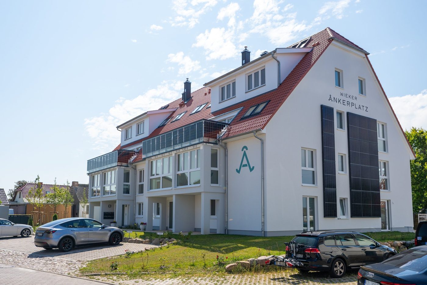 Der Wieker Ânkerplatz von der Straßenseite mit Solarfassade
