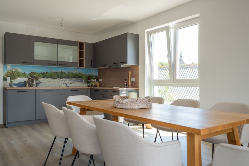 Moderne Einbauküche mit Panorama-Motiv