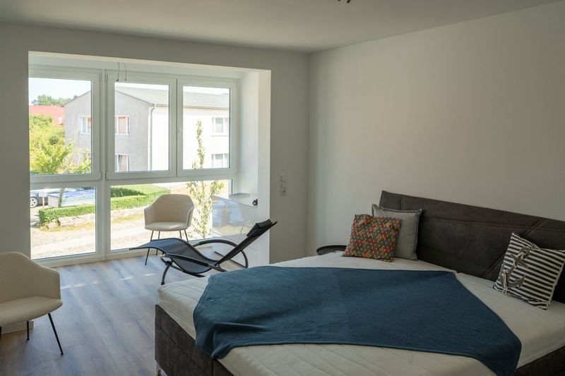 Schlafzimmer mit großen Fenstern