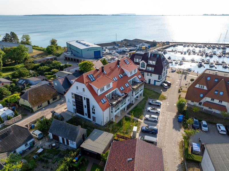 Blick über die Dächer auf Hafen und Bodden