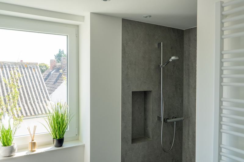 Badezimmer-Detail mit Regendusche