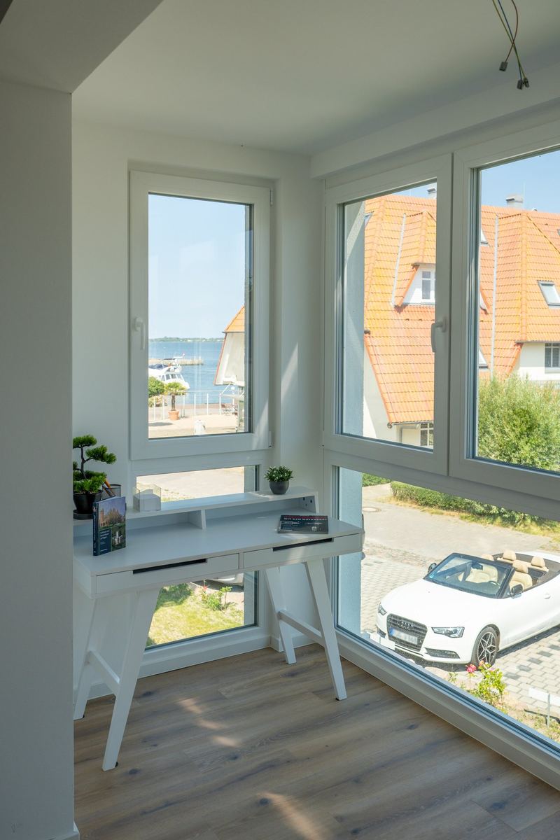Arbeitsplatz am Fenster mit Ortsblick