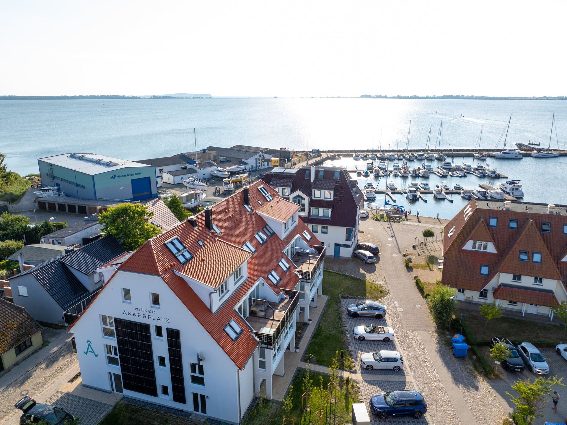 Luftaufnahme des Wieker Ânkerplatz direkt am Hafen von Wiek auf Rügen