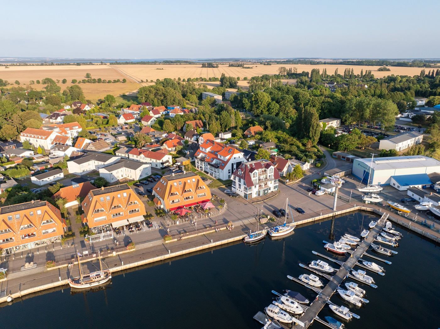 Der Wieker Hafen mit Uferpromenade und Booten aus der Luft
