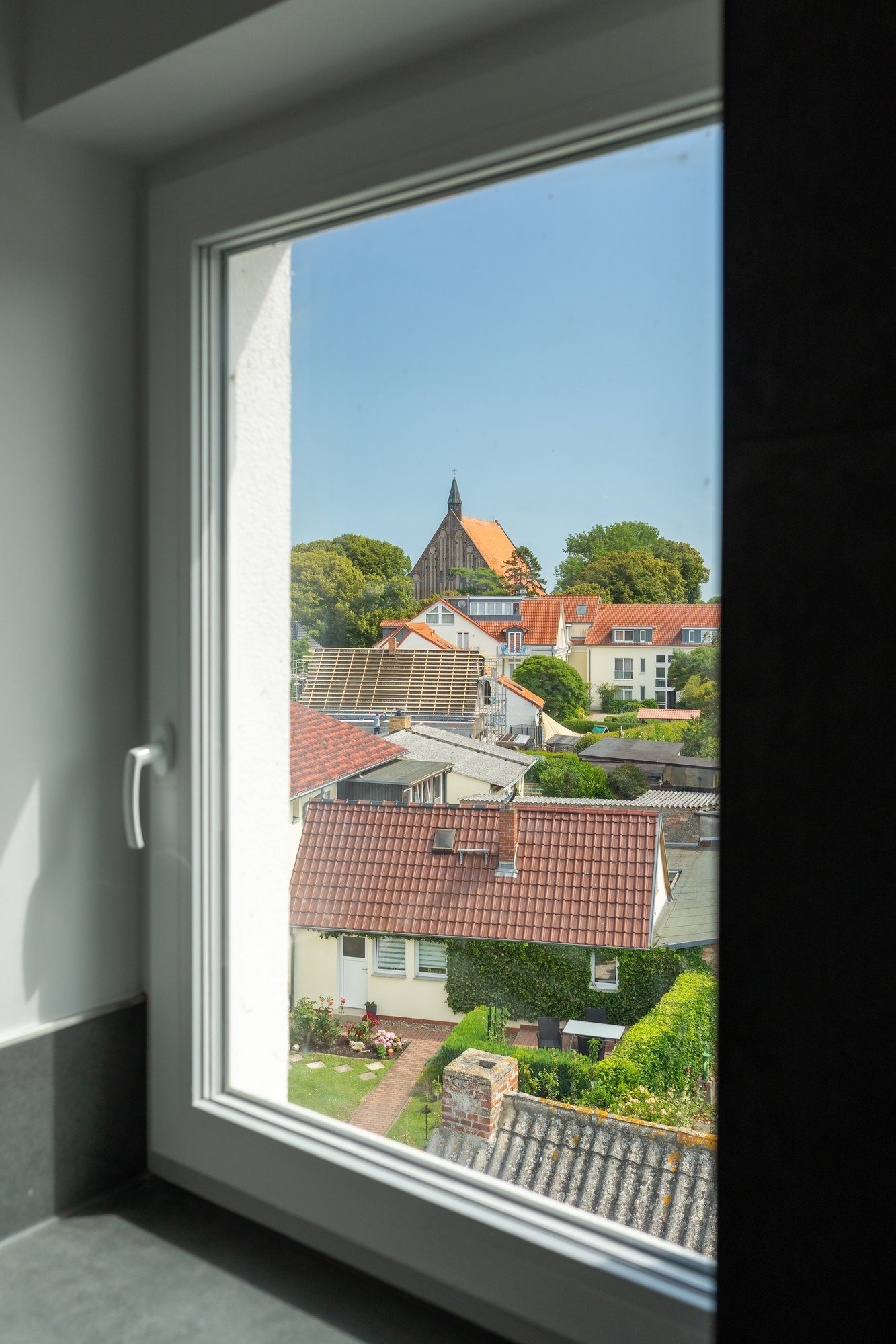 Blick aus der Wohnung auf die Wieker Kirche